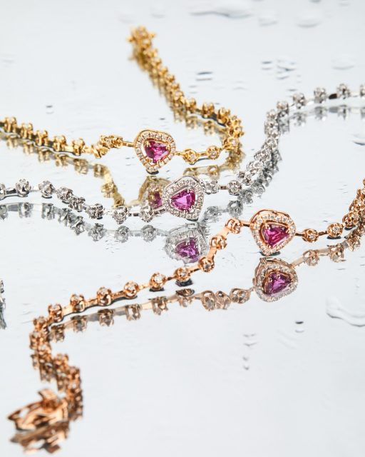 Pulseira Riviera em ouro 18k, com o rubi como ponto de destaque entre os diamantes. Uma...