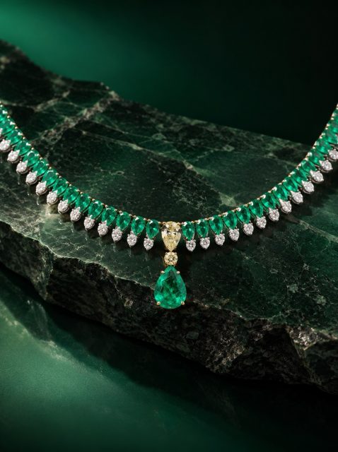Esmeraldas, diamantes e Fancy Yellow em uma Riviera de presença única. Ref. 8625007...