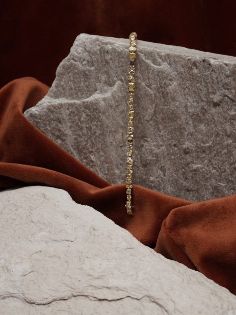 Uma Riviera feita para iluminar o pulso. Diamantes amarelos em sequência contínua criam...
