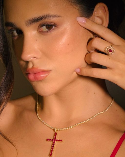 Rubis e diamantes em ouro 18k. Uma composição que une cor, presença e personalidade. 📍 Sé...