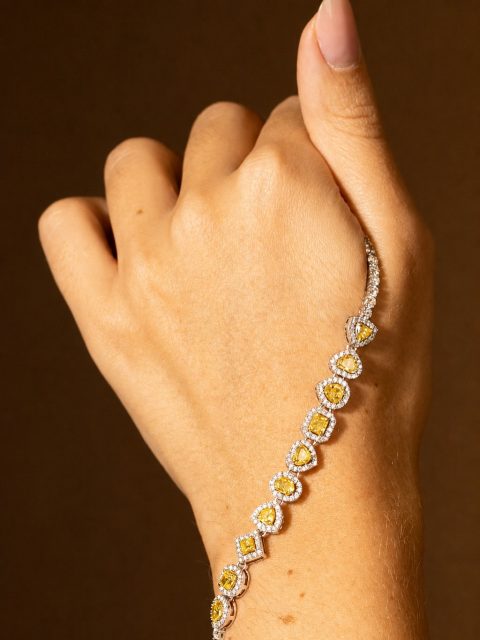 Fancy Yellow em uma composição de luz, contraste e lapidações marcantes. A Pulseira...