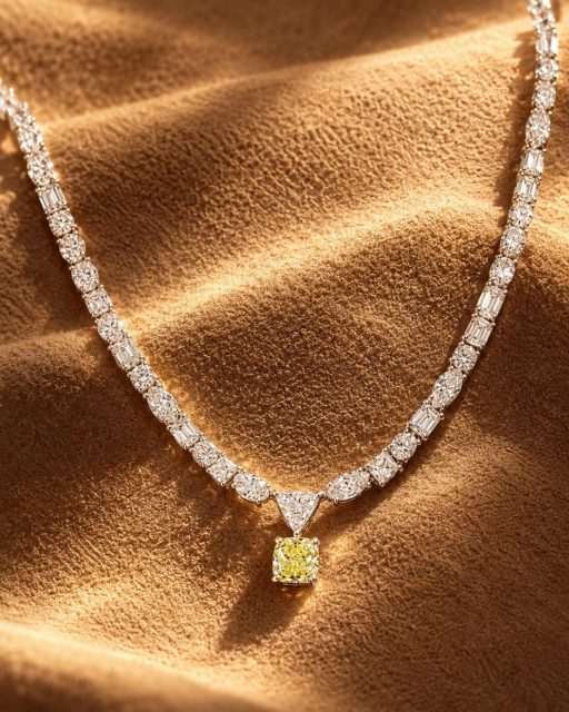 Uma composição marcada por diferentes lapidações e pelo Fancy Yellow ao centro. Ref...