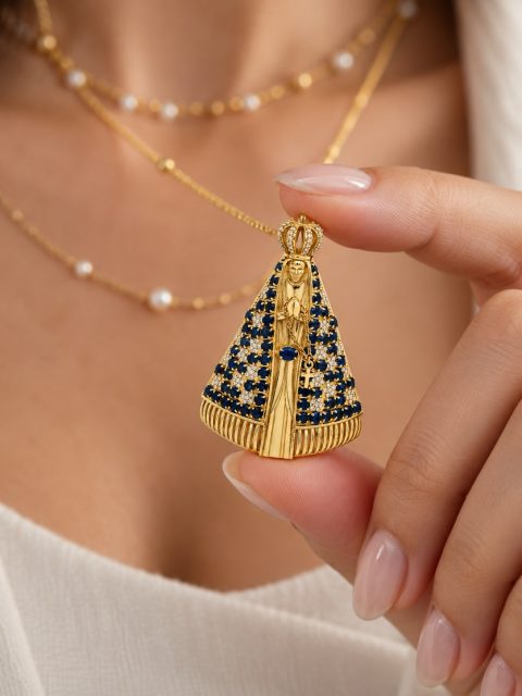 Em ouro 18k, safiras e diamantes, Nossa Senhora Aparecida ganha duas interpretações ricas...