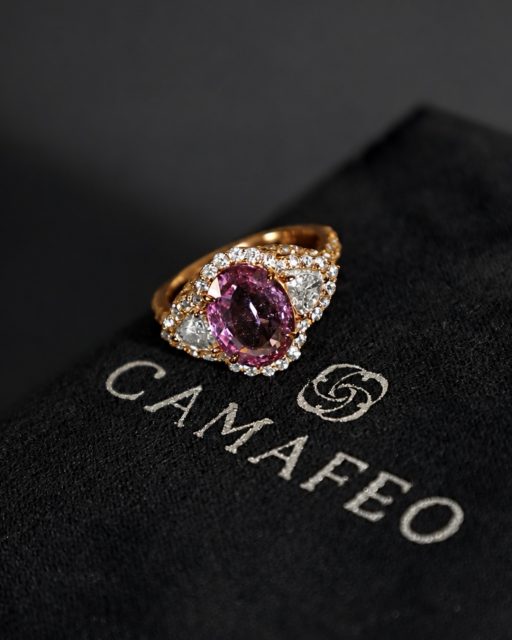 O rosa da safira encontra o brilho dos diamantes em uma composição cheia de presença...